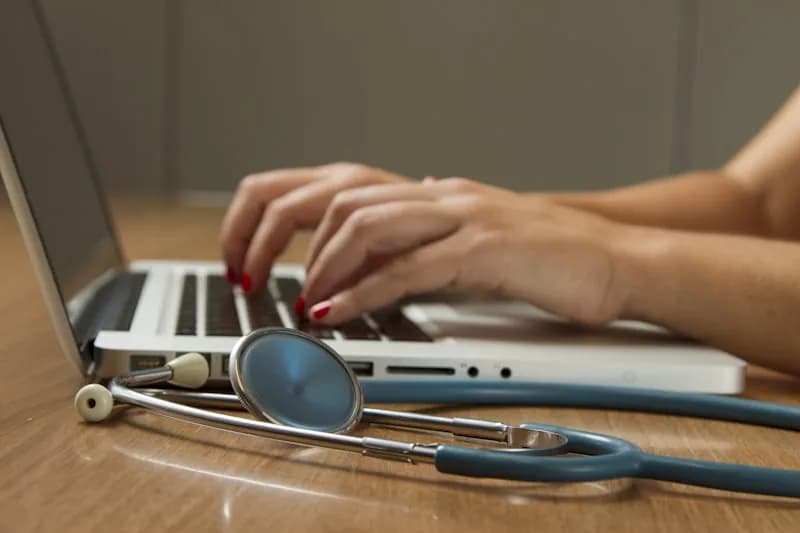 Estudante de medicina estudando com laptop e estetoscópio