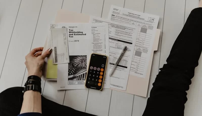 Profissional organizando notas fiscais e documentos contábeis