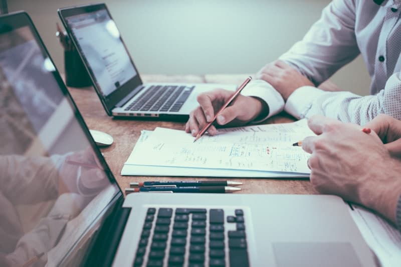 Profissional analisando documentos para abertura de empresa